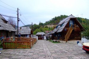 02 - Küstendorf–Drvengrad - Ingresso alla città di Kusturica